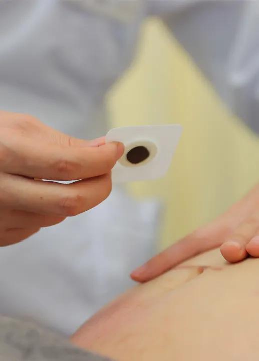 真神奇 來此診療的都說這中醫(yī) 百寶箱 ,能治百病 耳聽為虛,眼見才為實(shí)